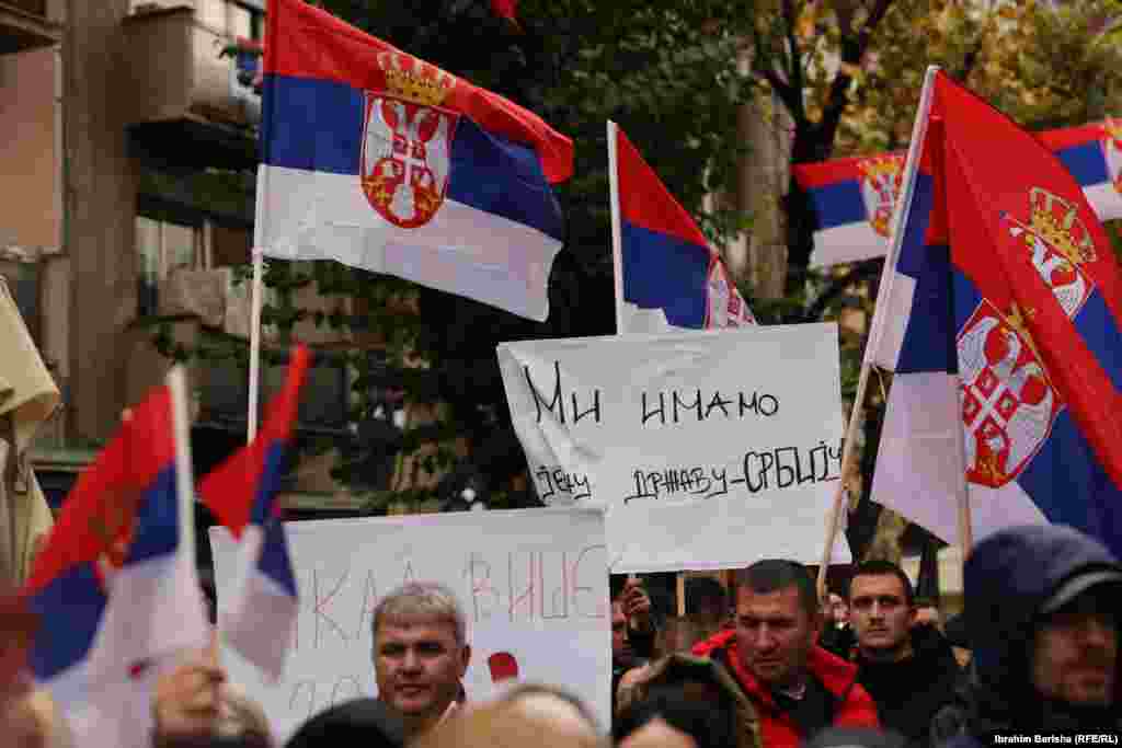 Përveç anulimit të vendimit për targat, në protesta është kërkuar edhe formimi i Asociacionit të komunave me shumicë serbe.