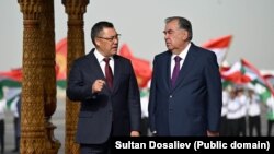 Садыр Жапаровду Дүйшөмбү аба майданында тажик президенти Эмомали Рахмон тосуп алды. 
