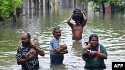 د کولمبو ښار په څنډو کې خلک د سېلاب په مینځ کې ولاړ دي - د نومبر ۲۹مې انځور