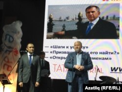 Эмиль Фәйзуллин (с) һәм Равил Әхмәтшин яшьләрне котлыйлар