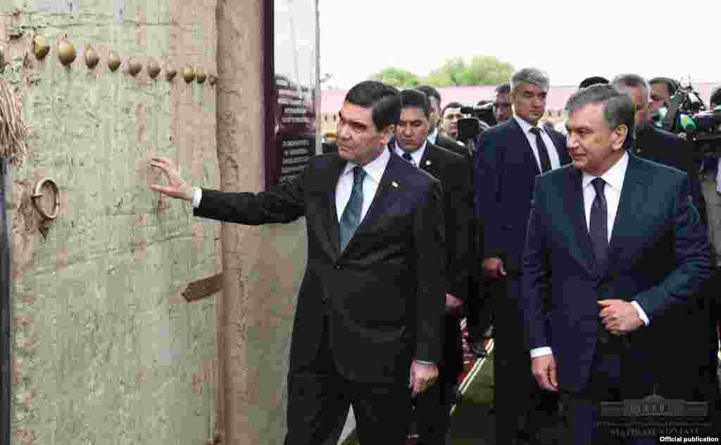 Мирзияев пен Бердімұхамедов Хорезм облысында "Улли ховли" қамалы мен Хиуадағы "Ичан кала" кешенін аралады. 24 сәуір 2018 жыл.