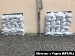 Saci de nisip în ferestrele unei clădiri guvernamentale din Ujhorod