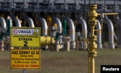 Попереджувальні знаки перед газокомпресорною станцією, частиною польської ділянки трубопроводу «Ямал», що з'єднує Росію із Західною Європою