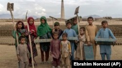 کودکانی که در یک کارخانه تولید خشت در بیرون از شهر کابل کار می‌کنند. 