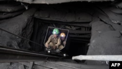 په پاکستان کې مزدوران د سکرو په کان کې کار کوي - پخوانی انځور.