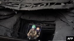 په بلوچستان کې دوه مزدوران د سکرو له کانه بهر وځي - انځور له ارشیفه. 