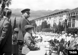 Маршал Радянського Союзу Семен Будьонний відвідує табір «Артек» у 1946 році