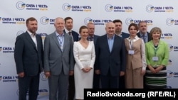 Ігор Смешко (в центрі) з учасниками з'їзду партії "«Сила і честь» 8 червня 2019