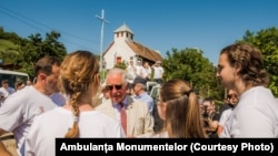 Noul rege al Marii Britanii, la una din vizitele pe șantierul de conservare / restaurare al bisericii vechi din Cuștelnic, Mureș, în 2019, în cadrul programului Ambulanța pentru Monumente, susținut financiar și de fundația sa. 