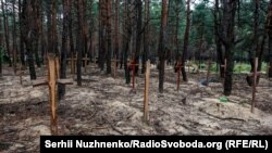 Масові поховання цивільних людей і солдатів ЗСУ, виявлені в деокупованому Ізюмі на Харківщині, 15 вересня 2022 року