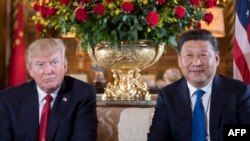 Președintele american Donald Trump și liderul chinez Xi Jinping, la o întâlnire bilaterală din 2017, de la Mar-a-Lago, Florida. 