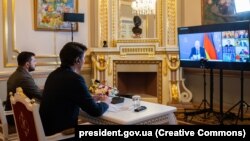 Президент України Володимир Зеленський (ліворуч) і прем'єр-міністр Канади Джастін Трюдо беруть участь у саміті лідерів «Групи семи» (G7) щодо масштабного вторгнення Росії до України. Київ, 8 травня 2022 року