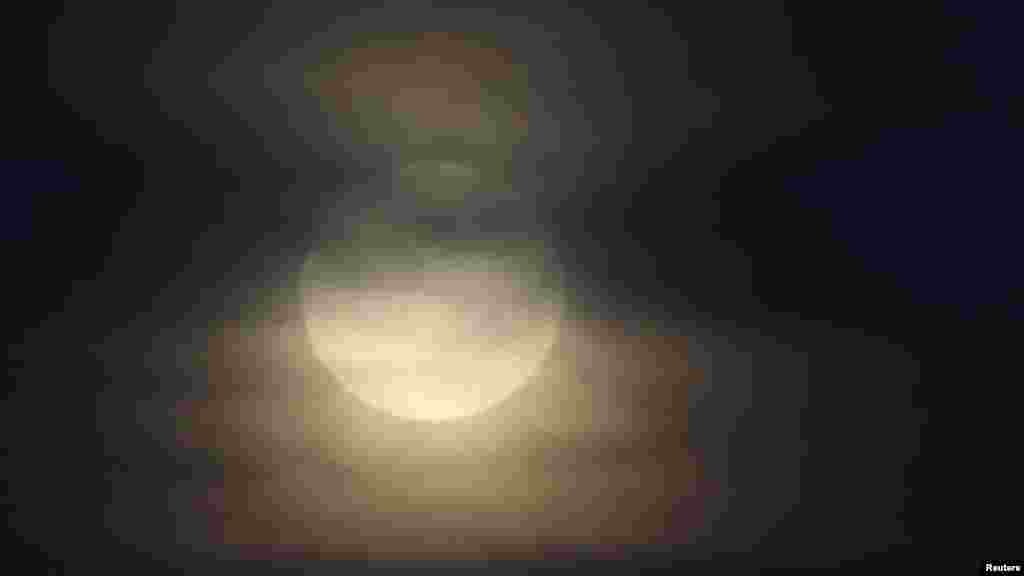 В районе немецкого города Халле Суперлуну "обволокли" таинственные облака