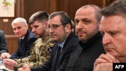 Negociatorul principal ucrainean Rustem Umerov (al doilea din dreapta) și șeful Statului Major General, generalul-maior Andrii Hnatov (al doilea din stânga) s-au întâlnit cu oficiali americani în Florida, în seara zilei de 4 decembrie (fotografie de arhivă).