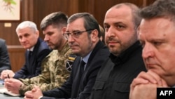 Ukrajinski glavni pregovarač Rustem Umerov (drugi s desne strane) i načelnik Generalštaba, general-major Andrij Hnatov (drugi s lijeve strane), arhivska fotografija