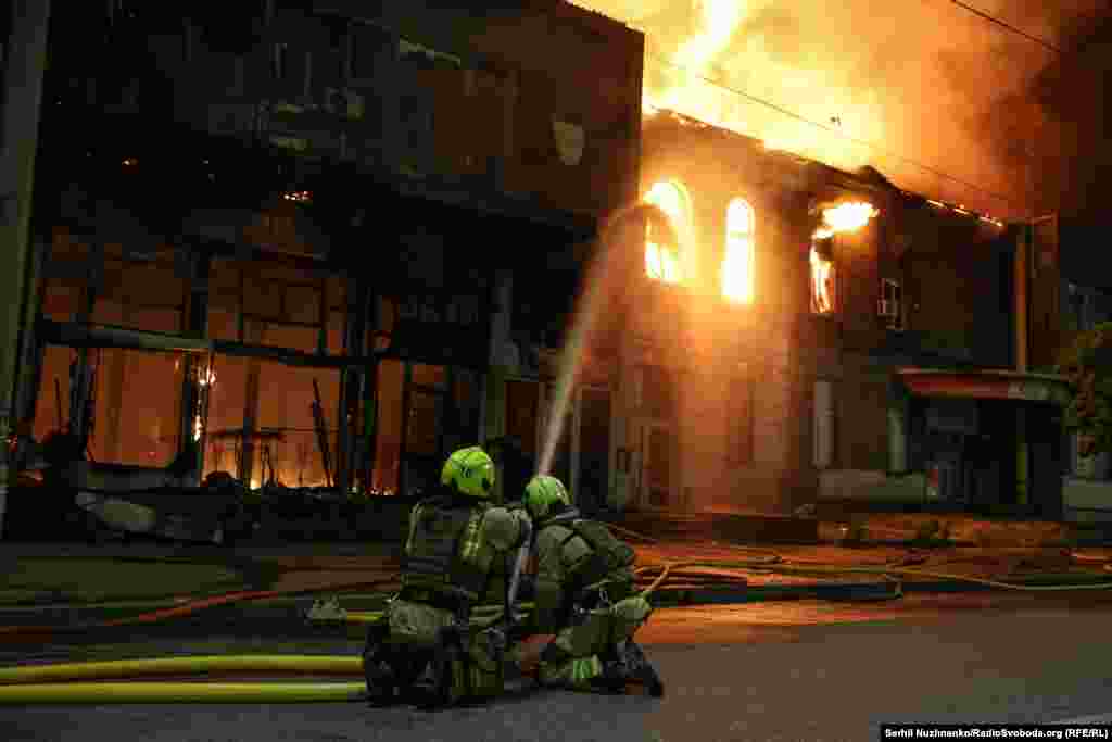 Пожежники гасять полум'я у будівлі, яка спалахнула внаслідок російського удару по Києву. Ніч на 6 червня 2025 року