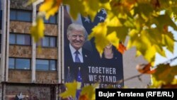 Slika novoizabranog predsednika Sjedinjenih Država na bilbordu u Prištini, Kosovo, 6. novembra 2024.