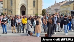 Građani stoje u tišini u centru Novog Sada odajući počast žrtvama pada nadstrešnice 11 meseci od nesreće, 1. oktobar 2025. 