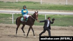 Illýustrasiýa suraty. Türkmenabatdaky atçylyk-sport toplumynyň çapuw ýodasy. Aprel, 2012-nji ýyl.