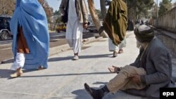 یک مرد گدا در شهر هرات - عکس از آرشیف