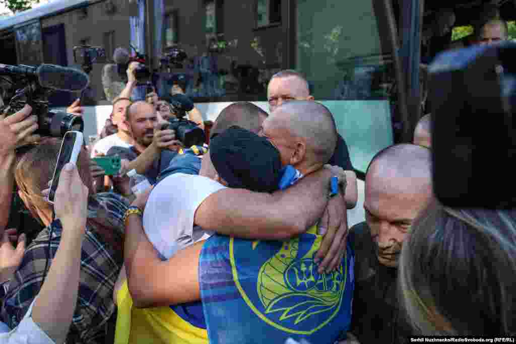 Побратими звільнених теж не можуть стримати емоції від довгоочікуваної зустрічі.За повідомленням Координаційного штабу, окрім цивільних додому повертаються також захисники з гарнізону Маріуполя, воїни Військово-Морських сил та Державної прикордонної служби. З неволі вдалося визволити 10 офіцерів