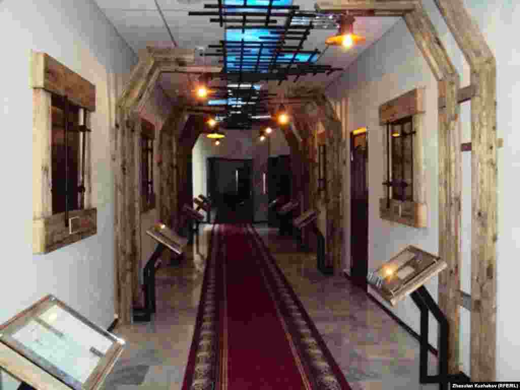 Коридор в музее памяти жертв политических репрессий. Поселок Долинка Карагандинской области, 31 мая 2011 года.  - Коридор в музее памяти жертв политических репрессий. Поселок Долинка Карагандинской области, 31 мая 2011 года.  