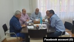 Călin Popescu Tăriceanu, fără șosete, negociază cu Victor Ponta o alianță. 