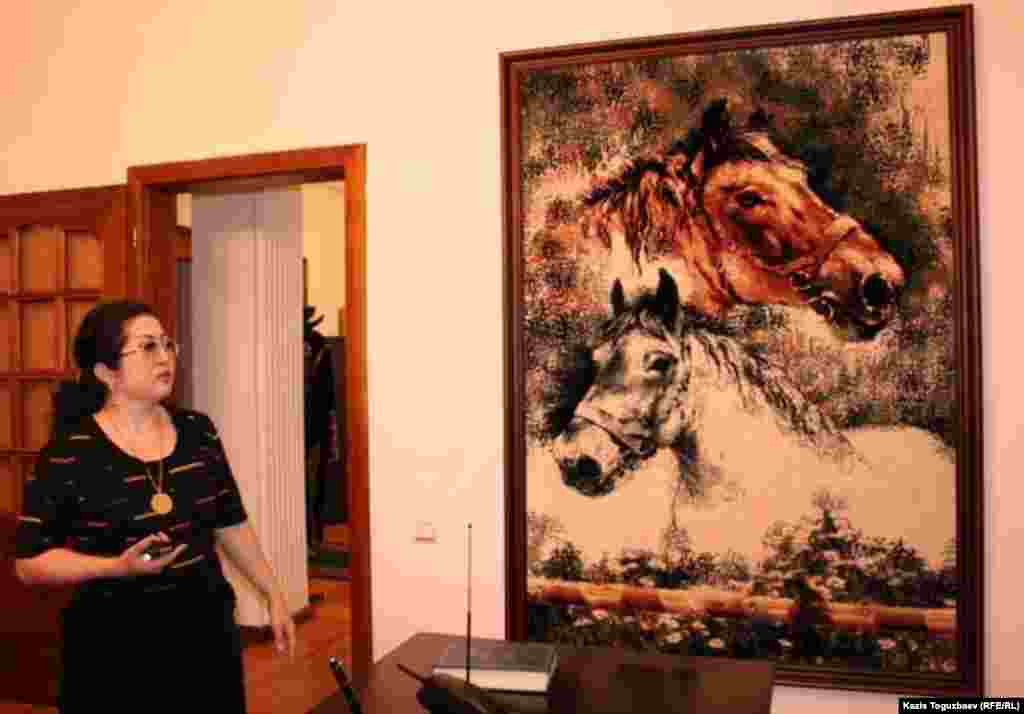 Макпал Жунусова стоит у одной из любимых картин мужа в доме-музее Заманбека Нуркадилова. Алматы, 19 октября 2010 года
