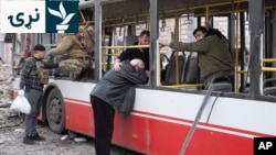 یو سړی د برید پر ښکار شوي بس تکیه شوی او ژاړي - د اپرېل ۱۳مې انځور. 