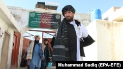 شماری از زندانیان گروه طالبان که از زندان کندهار رها شده اند. June 1, 2020