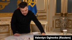 Volodimir Zelenski în fața hărții resurselor minerale ale Ucrainei.