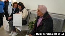 Pritja në Klinikën e Onkologjisë për të marrë shërbime.