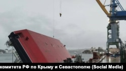 Перевернувшийся плавкран в Севастополе, 27 октября 2025 года