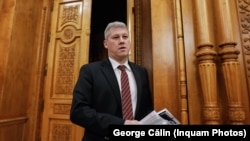 Ministerul Justiției, condus de Cătălin Predoiu, este instituția statului român implicată în mod direct în extrădările din și înspre România ale infractorilor. 