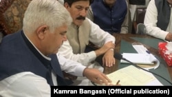 د خیبر پښتونخوا پخوانی اعلا وزیر محمود خان د جانيخېلو له مشرانو سره پر لوظنامه لاسلیک کوي - د ۲۰۲۱ز کال د مارچ ۲۹مې انځور.