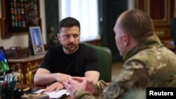 د اوکرایین ولسمشر د امنیتي خدماتو له مشر سره