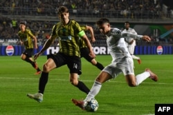 "Қайрат" ойыншысы Александр Мартынович (14) "Реал" футболшысы Арда Гүлермен допқа таласып жатыр. Алматы. 30 қыркүйек 2025 жыл.