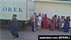 Очередь за хлебом. Ашхабад, 2021.  