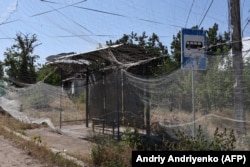 Автобусна зупинка під антидроновими сітками в Оріхові, Запорізька область. Фото оприлюднене 65-ю ОМБр ЗСУ 15 липня 2025 року