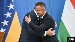 Mađarski ministar vanjskih poslova Pétera Szijjártó pozdravlja Milorada Dodika u središtu ministarstva u Budimpešti, 5. 9. 2025.