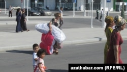 “Nyýazowyň döwründe ýöredilen propoganda maksatly ‘milliçilik’ syýasaty aýal-gyzlaryň jemgyýetdäki ornuny tas ýoga getirdi"