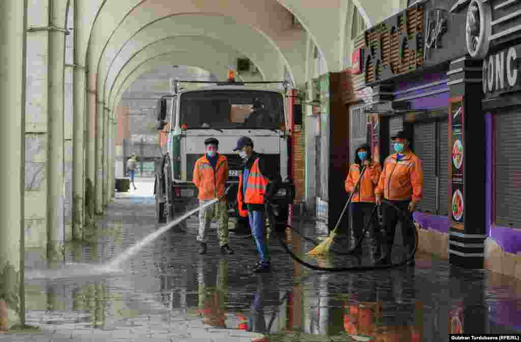 Көчө жууп жаткан "Тазалыктын" кызматкелери. Бишкек шаары.&nbsp;