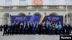 Верховна представниця ЄС із закордонних справ і політики безпеки Кая Каллас, голова уряду України Денис Шмигаль і голови МЗС ЄС і Великої Британії під час зустрічі Україна-ЄС у Львові, 9 травня 2025 року