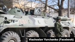 Російські військові у Керчі, березень 2014 року