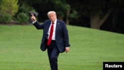 Նախագահ Դոնալդ Թրամփը Սպիտակ տան բակում, արխիվ 