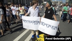 Inscripții pe pancarte: „Vom îmbătrâni”, „Vom tăcea”. Protest împotriva creșterii vârstei de pensionare, Moscova, 29 iulie 2018
