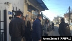 Čekanje u redu za vizu ispred Ambasade Mađarske u Prištini, decembar 2017.