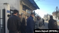 Qytetarët duke pritur pran ambasadës së Hungarisë në Prishtinë