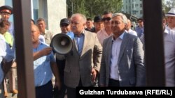 Омурбек Текебаев и Дуйшонкул Чотонов на выходе из Первомайского райсуда Бишкека. 29 августа 2019 года.