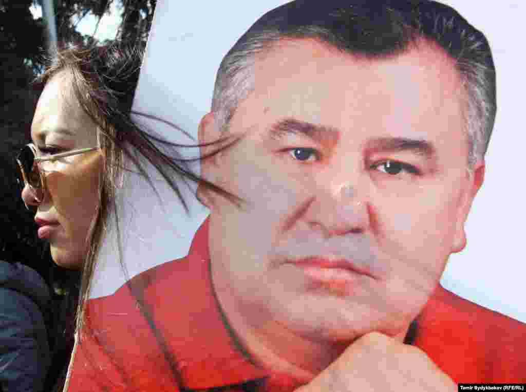 25-февралда Башкы прокуратура &ldquo;Ата Мекен&rdquo; фракциясынын лидери Өмүрбек Текебаевге Кылмыш-жаза кодексинин &ldquo;коррупция&rdquo; жана &ldquo;алдамчылык&rdquo; беренелери боюнча УКМКдан келген материалдардын негизинде иш козгогон. 26-февралда Түркиядан учуп келген саясатчыны &ldquo;Манас&rdquo; аэропортунан УКМК кызматкерлери кармап кеткен.&nbsp;